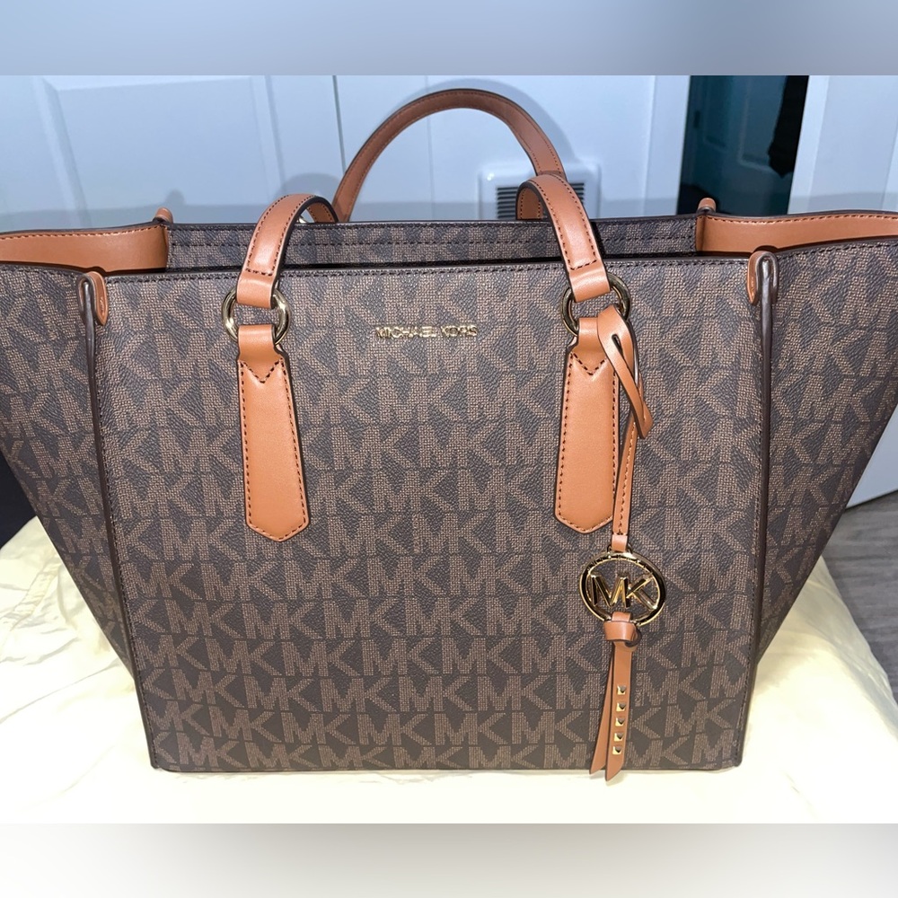 MICHAEL KORS LRG PURSE